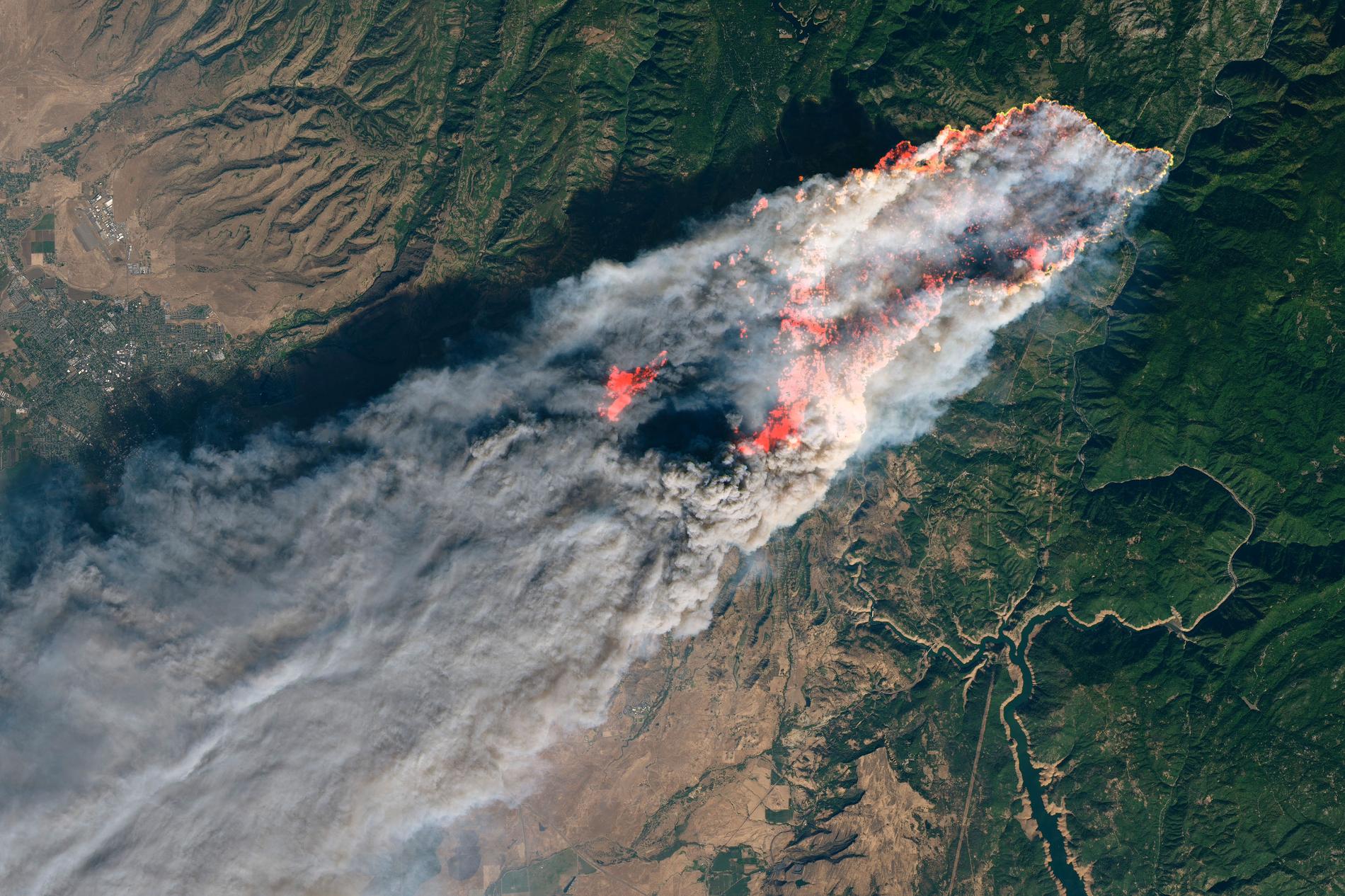 Satellitbilden från Nasa visar förödelsen i Kalifornien.