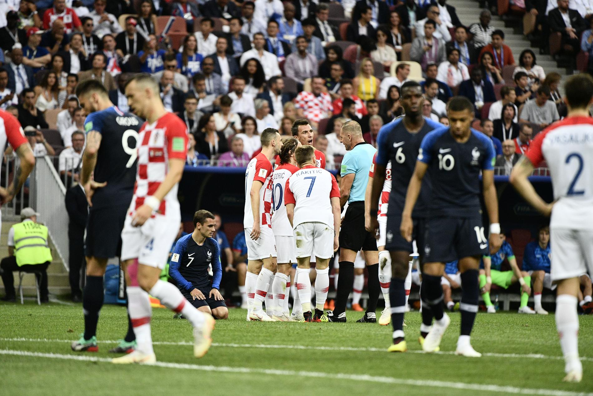 Kroatiska spelarna protesterar mot domslutet innan frisparken slås till Frankrikes 1–0-mål. 