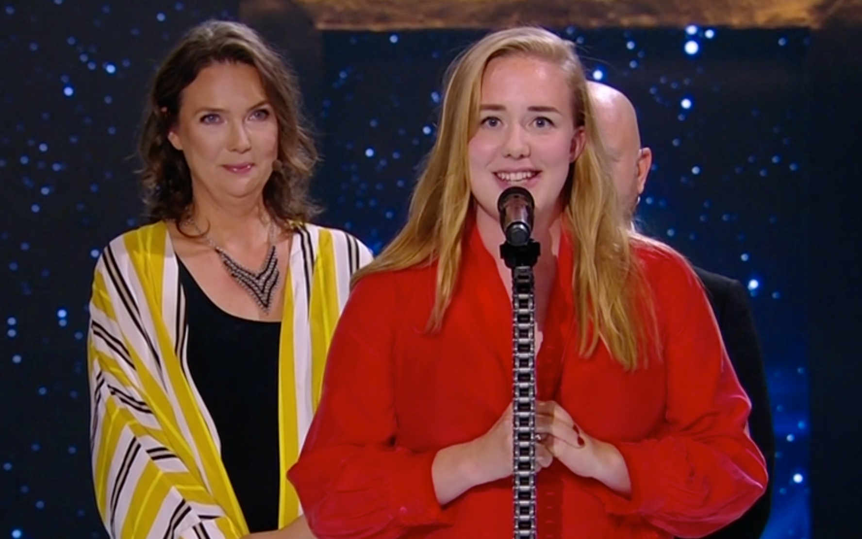 Moa Lundqvist, medverkande i serien ”Dips” tar emot pris för Årets komedi.