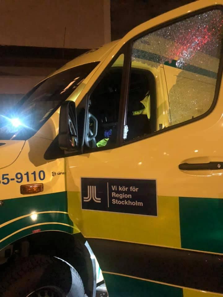 Mitt under pågående larm vandaliserades en ambulans i Sollentuna.