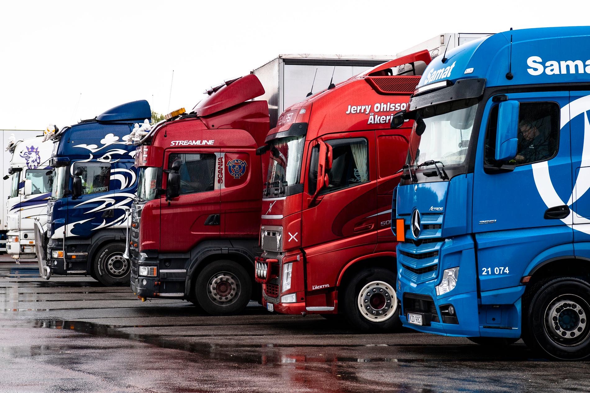 EU har klubbat igenom nya regler för lastbilschaufförer. 