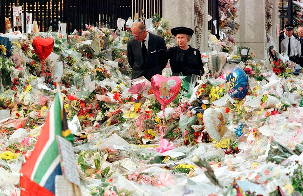 Drottning Elizabeth lät sig övertalas av Tony Blair att återvända till London efter Dianas död. Tillsammans med prins Philip tog hon en promenad genom blomsterhavet vid Buckingham Palace för att hedra prinsessan Diana. 
