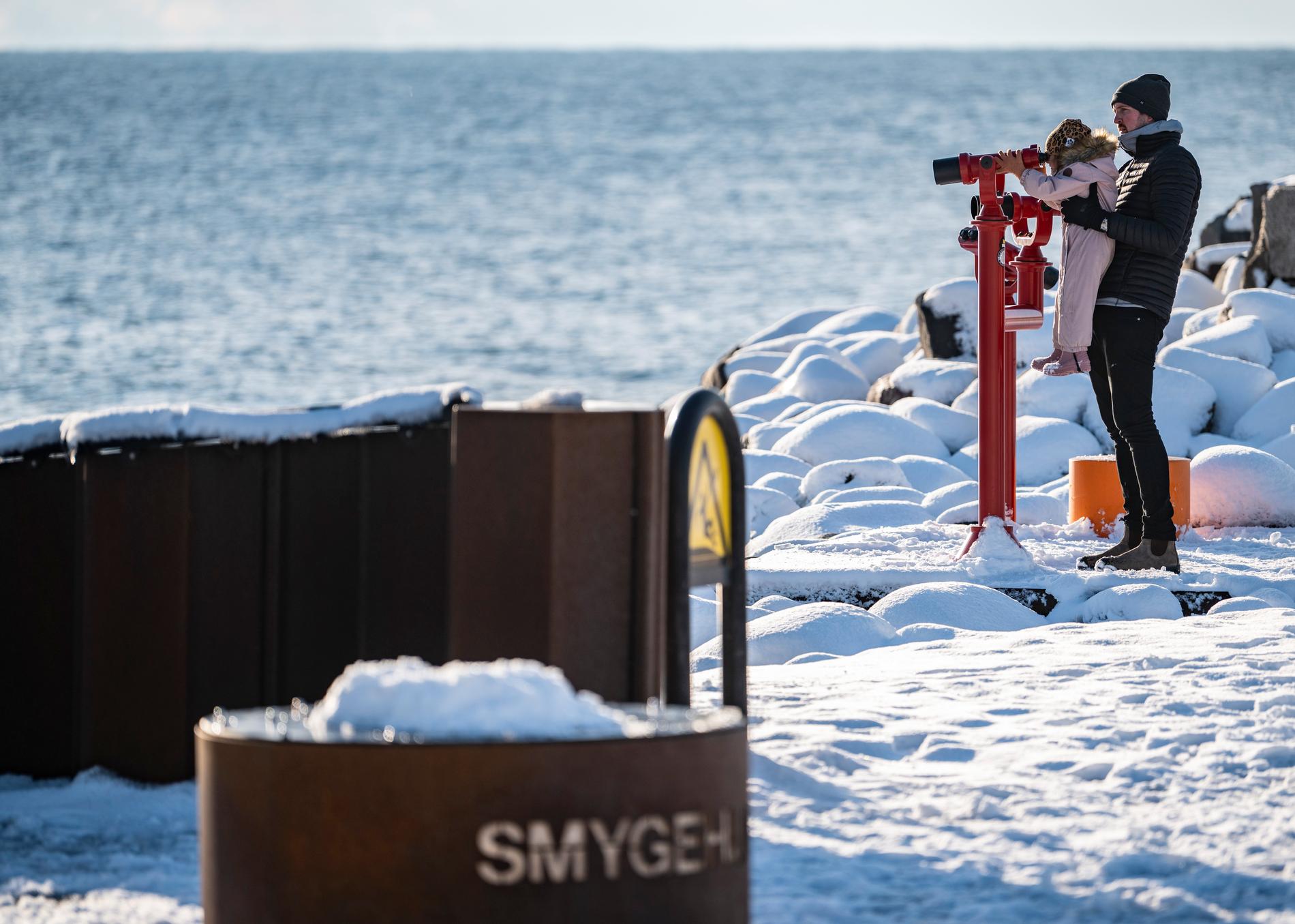 Skåne har på en vecka gått från sommar till vinter. Nu finns snö så långt söderut man kan komma i Sverige, i Smygehuk.