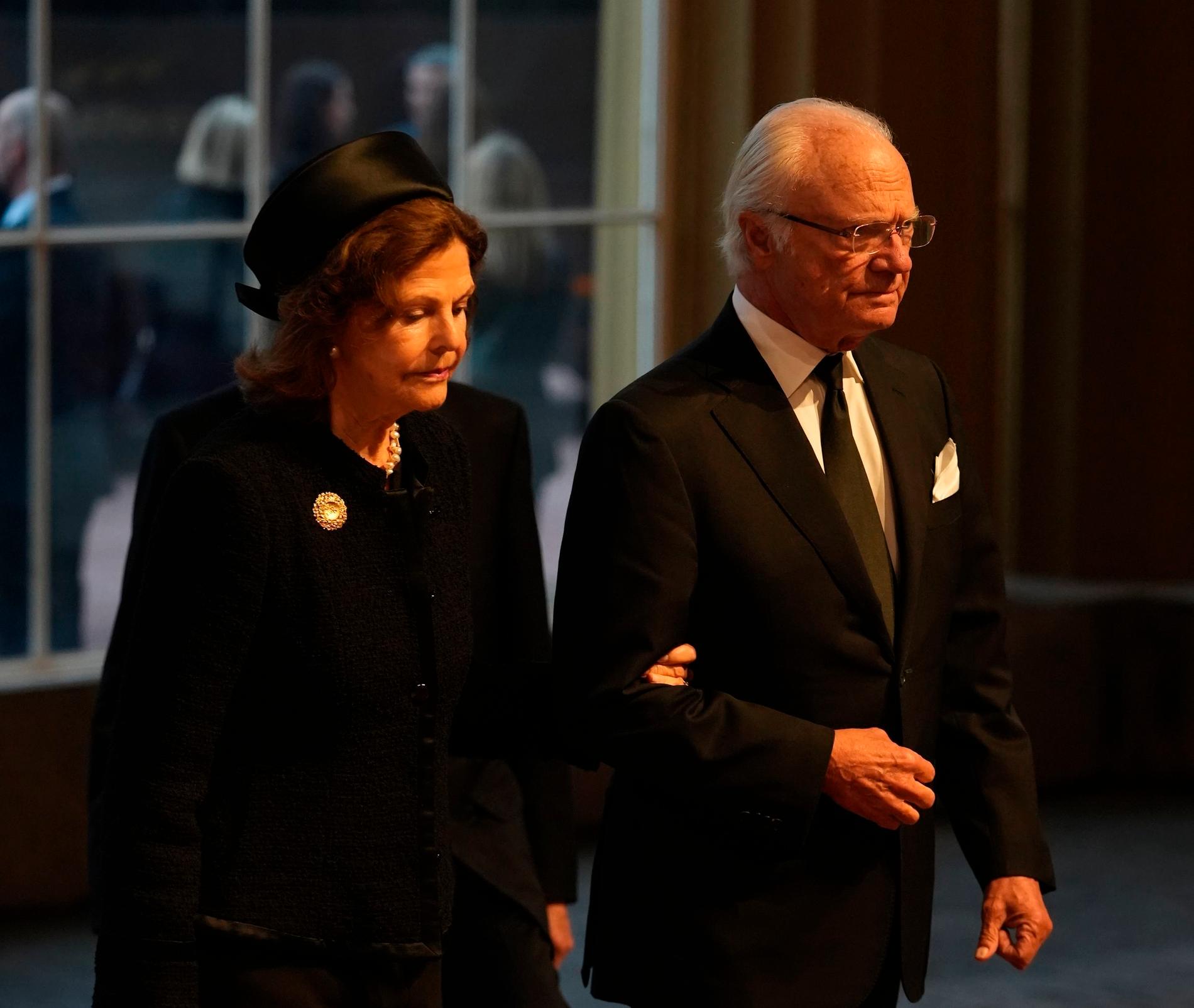 Svenska kungaparet var på plats på begravningen av drottning Elizabeth.