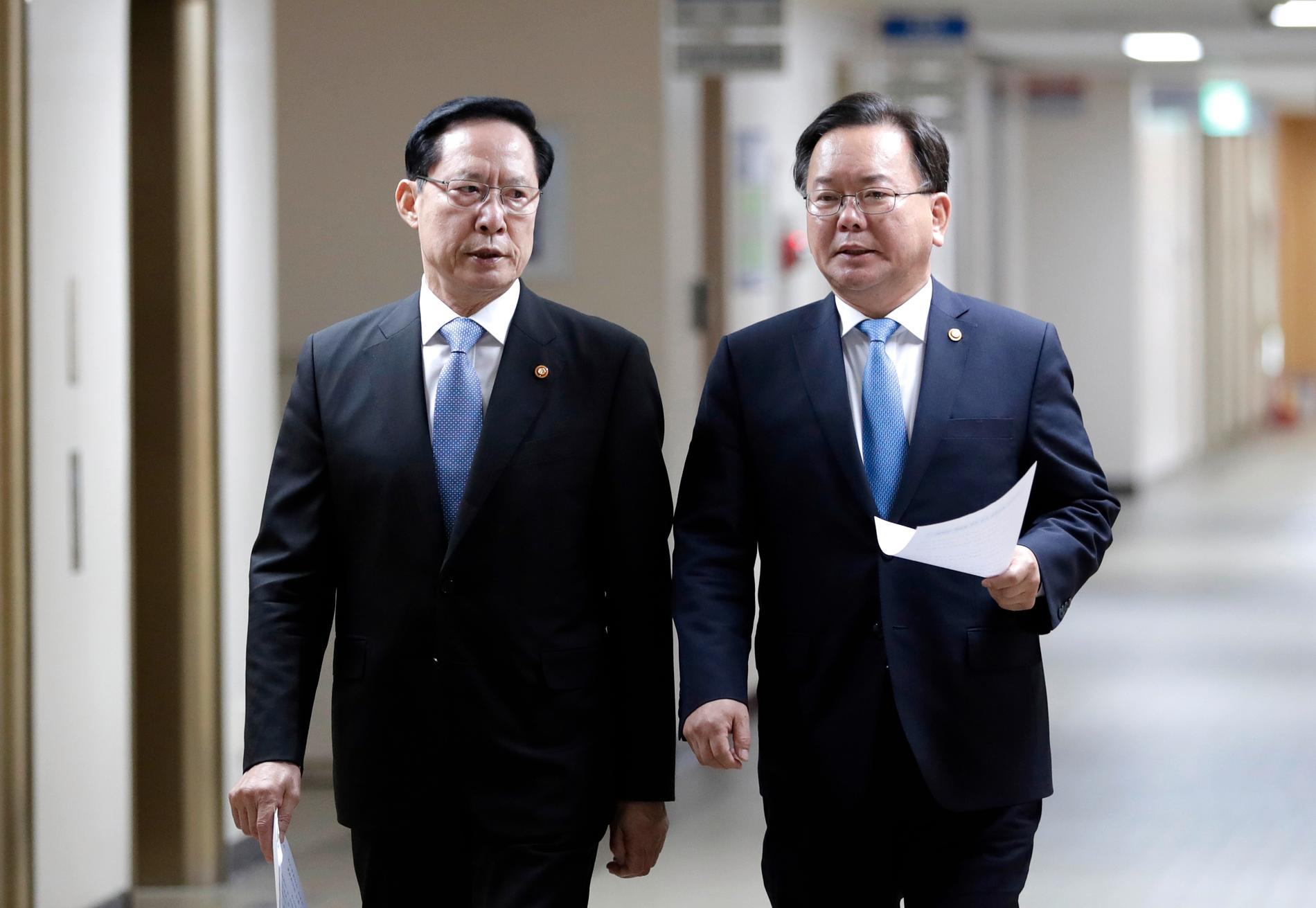 Sydkoreas nya premiärminister Kim Boo-Kyum, till höger, fotad tillsammans med den dåvarande försvarsministern Song Young-Moo 2018.