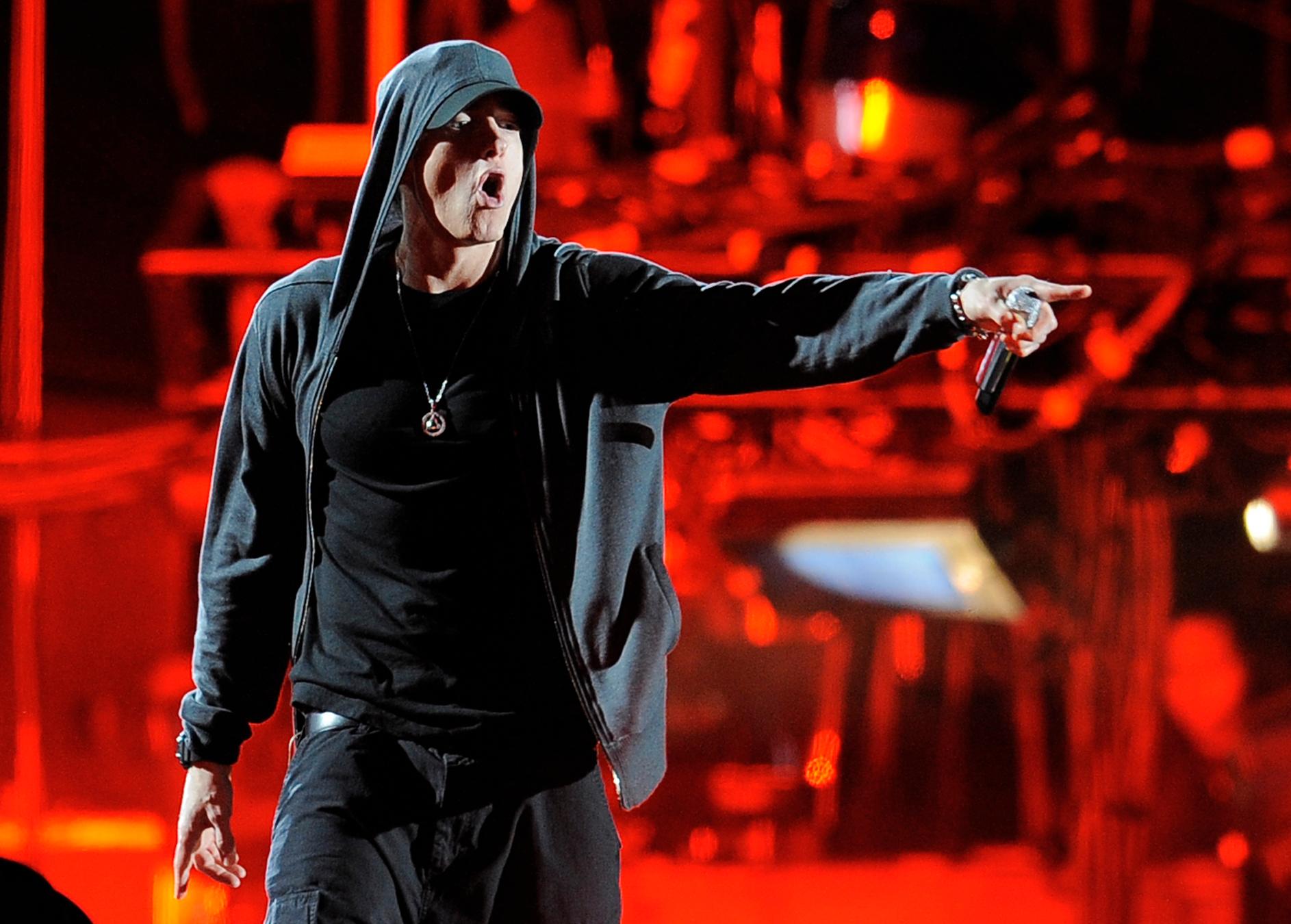 Eminem har överraskningssläppt en ny skiva.