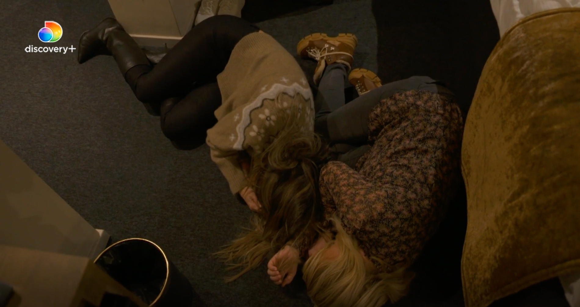 Bianca och Pernilla skrattar så mycket att de bryter ihop på golvet.