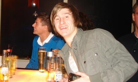 Steven Gerrard fotas på nattklubben Lounge Inn innan med en supporter innan den misstänkta misshandeln skedde.