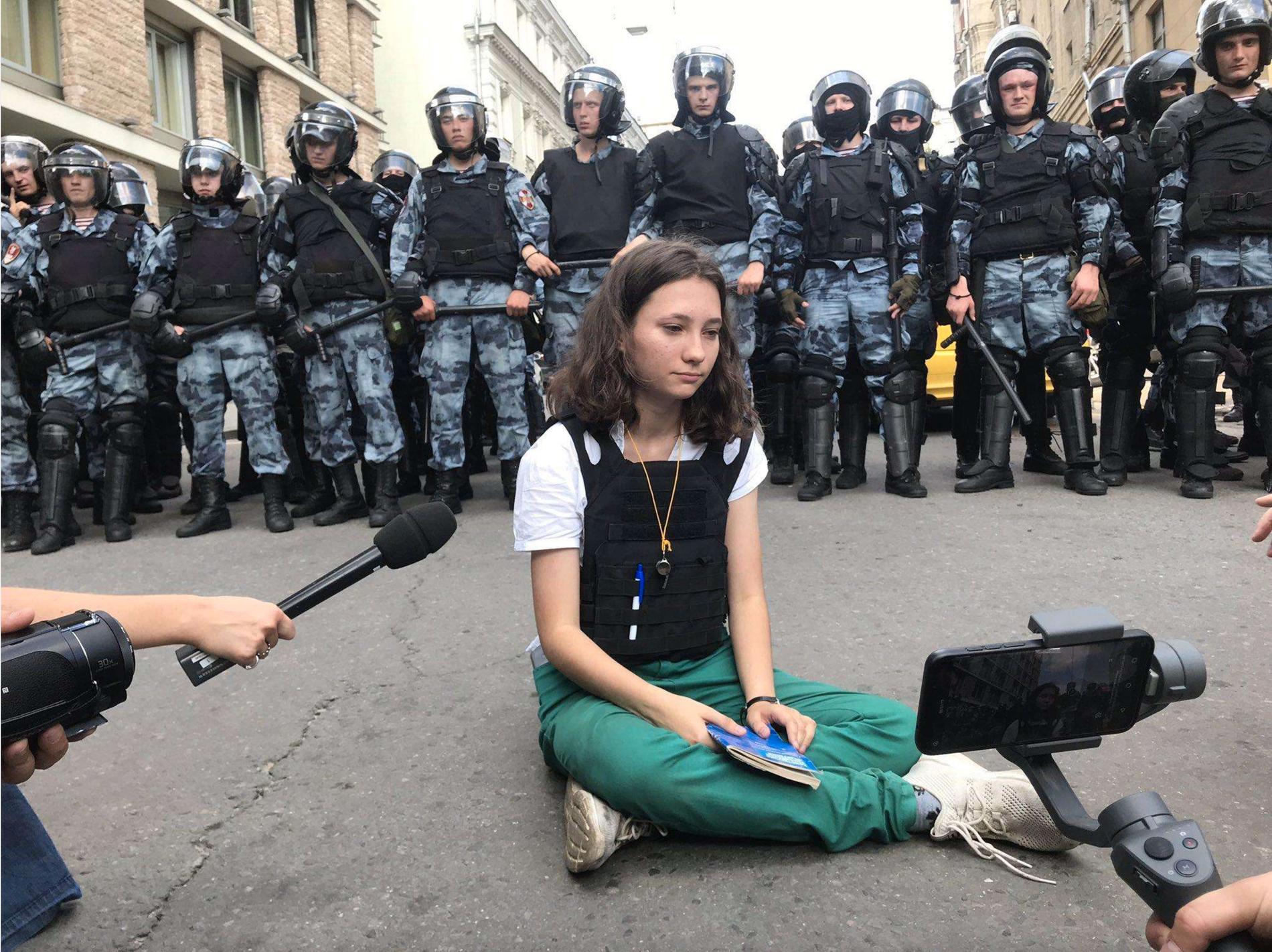 Bilden på sjuttonåriga Olga Misiks protest sprids nu över hela världen.