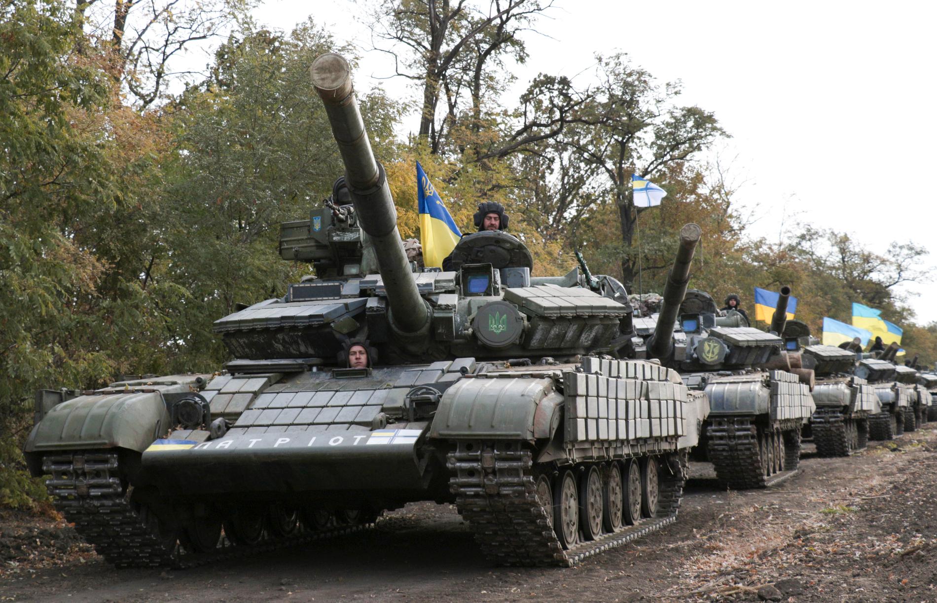 Ukrainska stridsvagnar i Donetskregionen. Arkivbild
