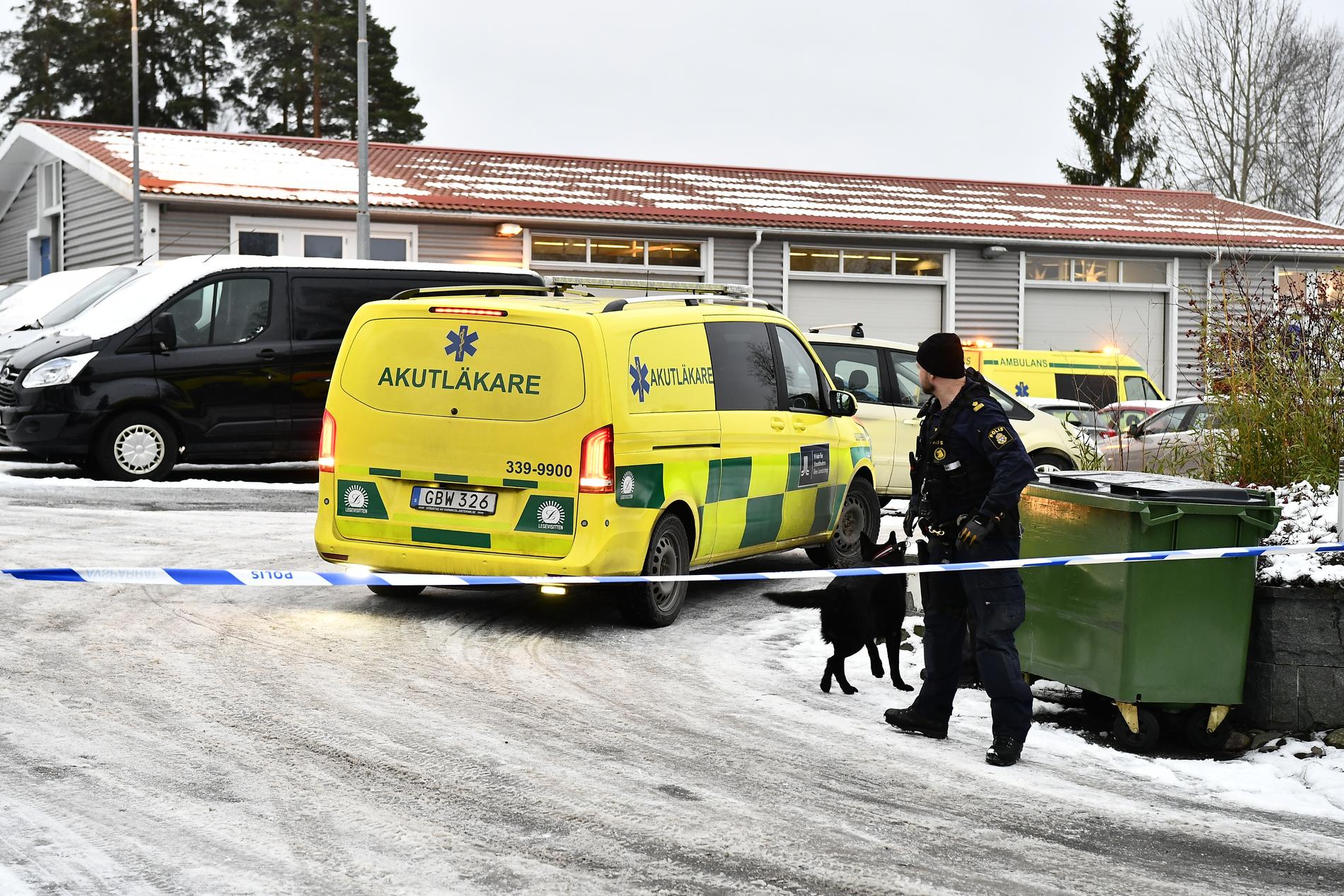 En man har knivskurits i Vallentuna och förts med ambulanshelikopter till sjukhus. 