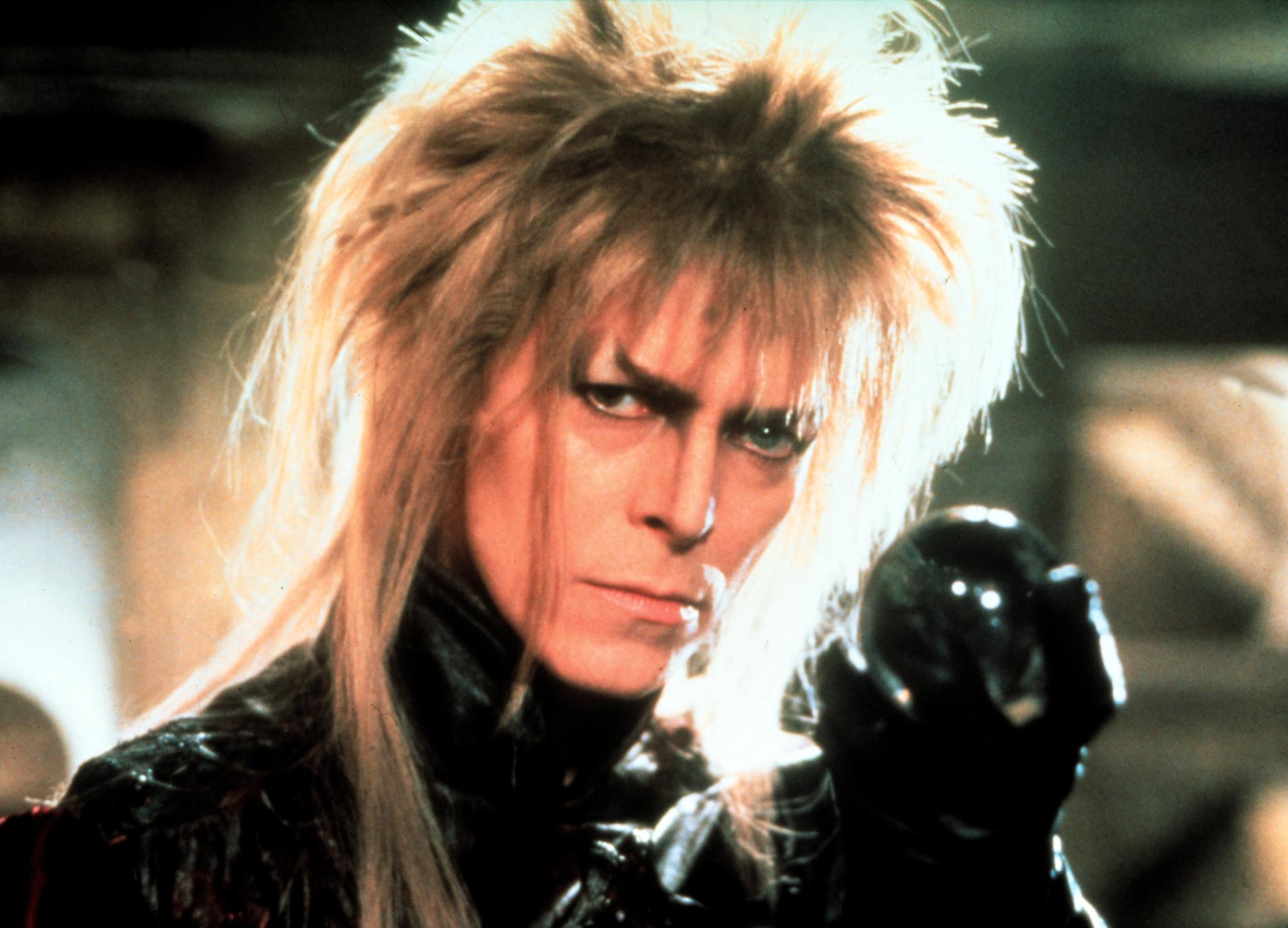 I Mupparnaskaparen Jim Bensons fantasyäventyrsfilm från 1986 spelar Bowie Jareth – en trollkung med en helt overklig frisyr.