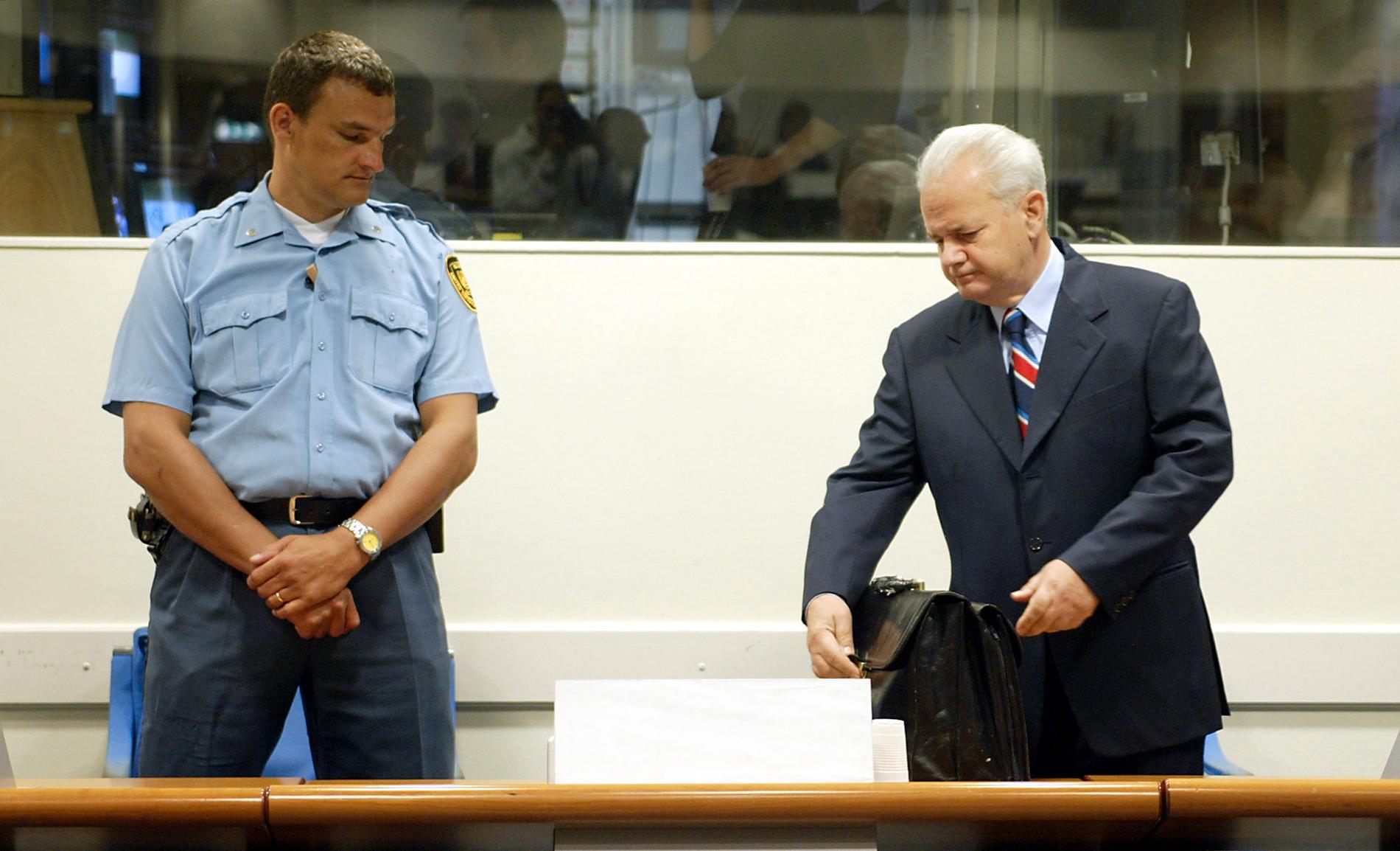 Slobodan Milosevic inför Internationella krigsförbrytartribunalen i Haag, 31 augusti 2004. 