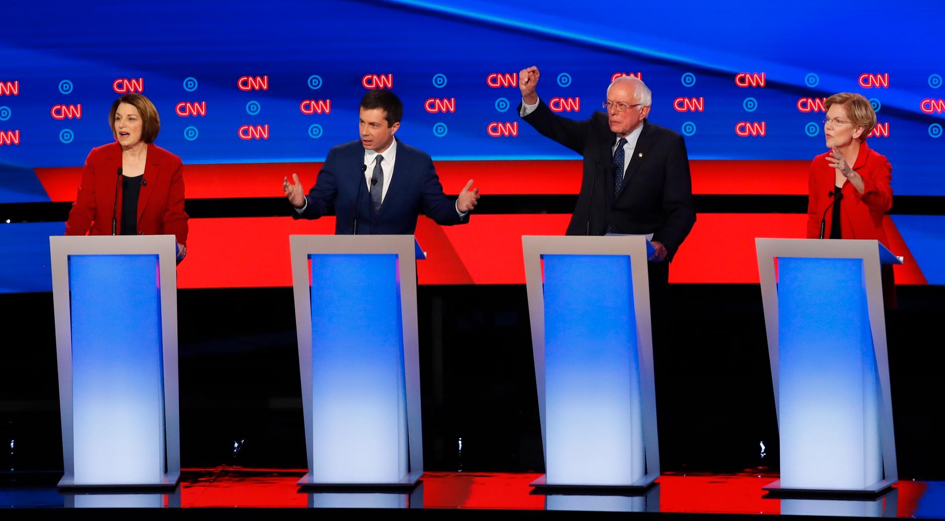 Demokratiska presidentkandidater på plats i Detroit. Från vänster: Amy Klobuchar, Pete Buttigieg, Bernie Sanders och Elizabeth Warren.