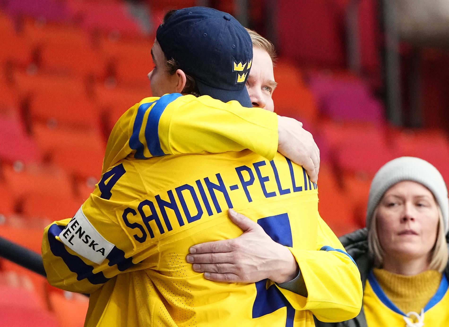 Axel Sandin Pellikka får en kram av pappa Janne.