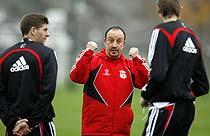 Knyter nävarna. Rafa Benitez Liverpool hänger på en skör tråd i Championse League-spelet. Ordern nu: Ut och vinn!