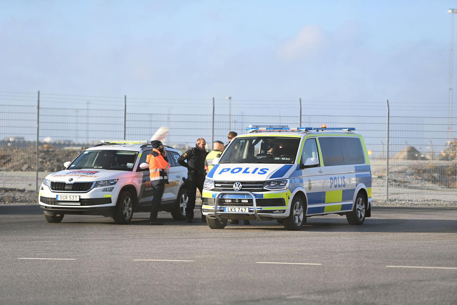 Två personer är gripna på Arlanda – samtidigt leds trafiken från Bromma om till Arlanda.