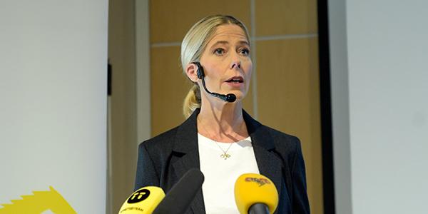 Maria Croon, vd på Svensk Travsport, svarar på frågor gällande det djurförbud som uppstått mot kusken Tyler Mifsud. 
