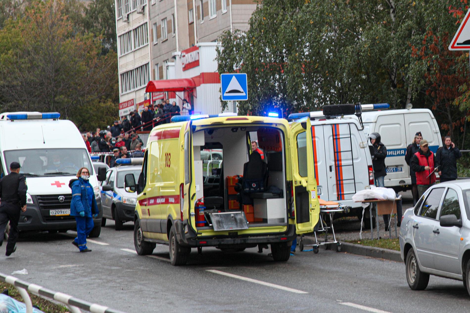 14 ”ambulansteam” arbetade vid skolan efter skjutningen, enligt ryska hälsodepartementet. 