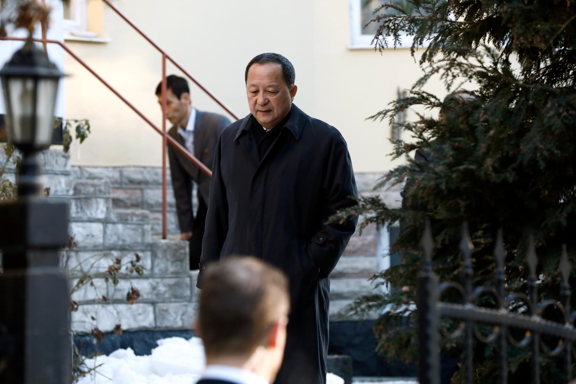 Nordkoreanske utrikesministern Ri Yong-ho lämnar sin ambassad på fredagsmorgonen.