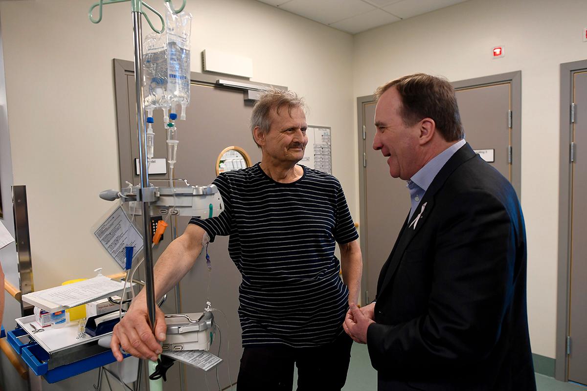 Statsminister Stefan Löfven mötte patienter på Borgholms lasarett. 