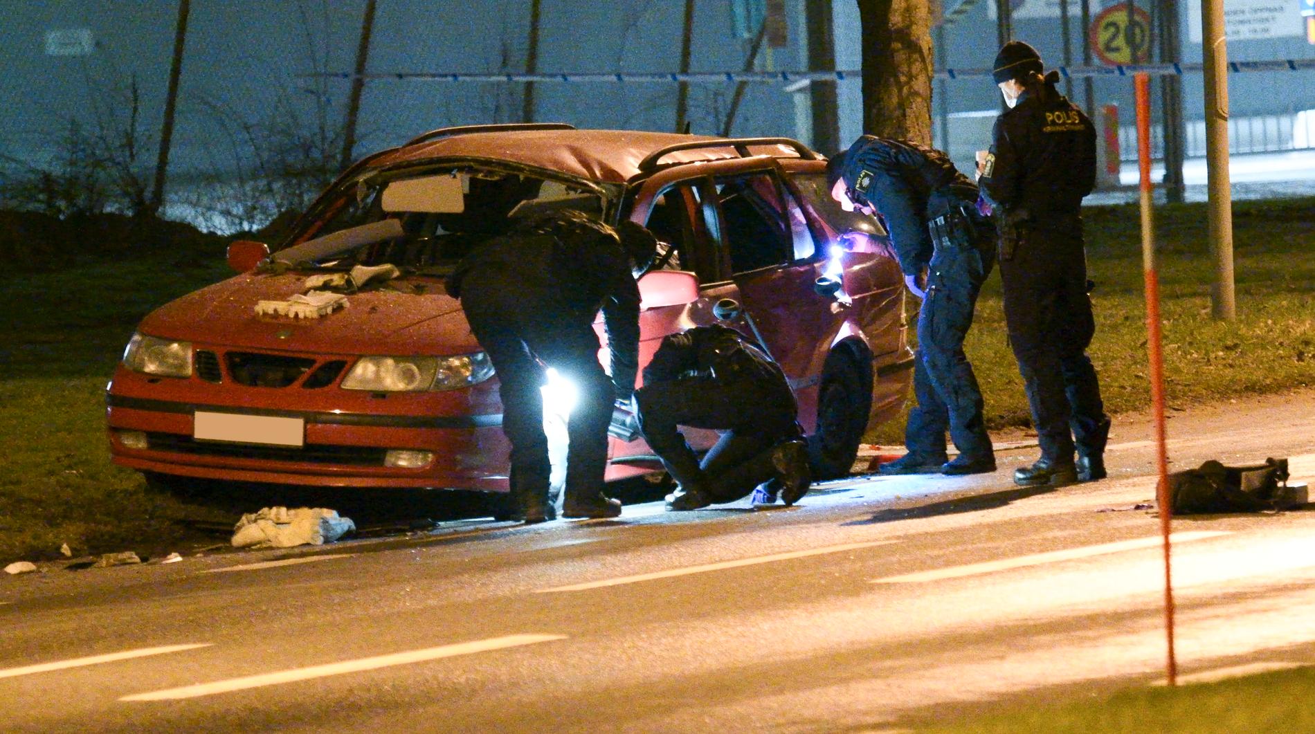 Polisens bomb- och kriminaltekniker undersöker bilen efter en misstänkt explosion i Kristianstad natten till måndag.
