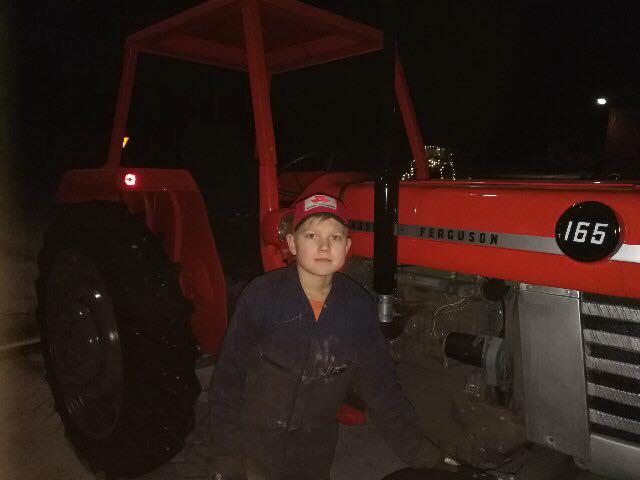 Kevin Oxelborn, 14, med en av sina traktorer. 
