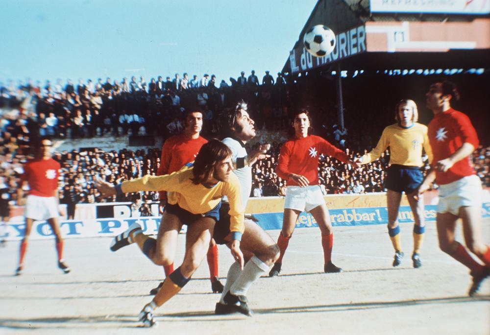 Ralf Edström kämpar i VM-kvalmatchen mot Malta 1973.