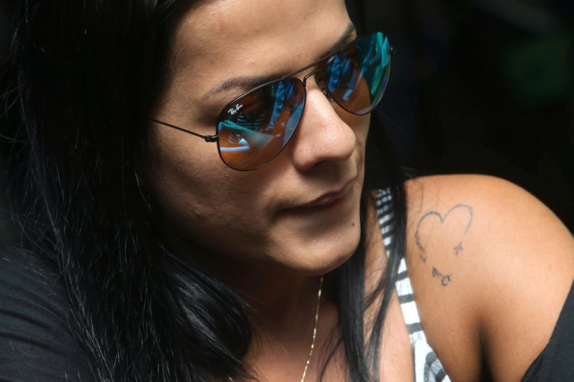 Rosangela Santana, gift med Cleber Santana som omkom i flygolyckan, hade tatuerat in ett hjärta med ett flygplan inför den  resa de planerat att göra med 13 andra spelare med familjer.