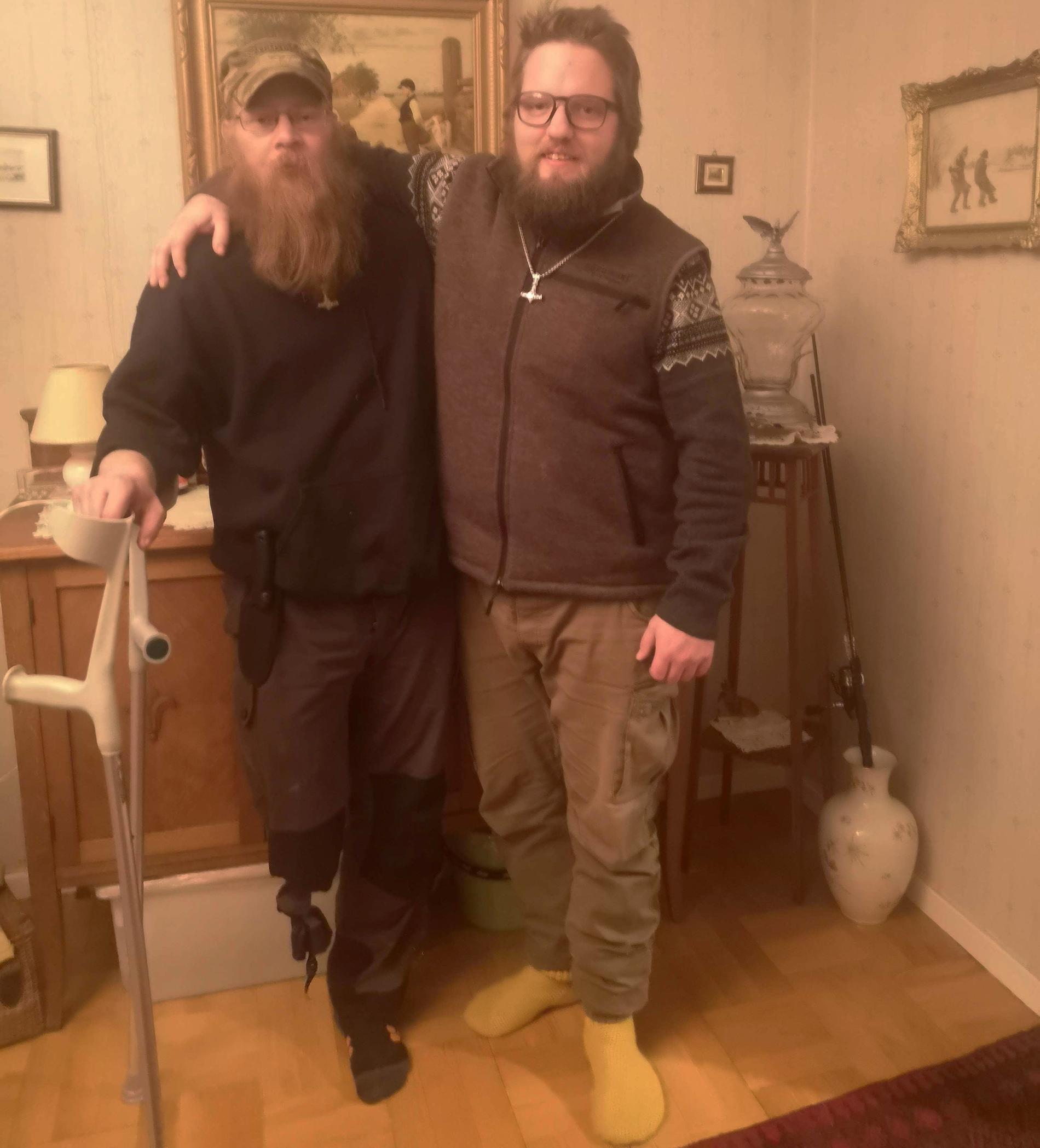 Grannarna Jan-Erik Guneriussen och Pontus Björk. Jan-Erik har bara ett ben – han tvingades amputera efter en tids sjukdom för fem år sedan. 