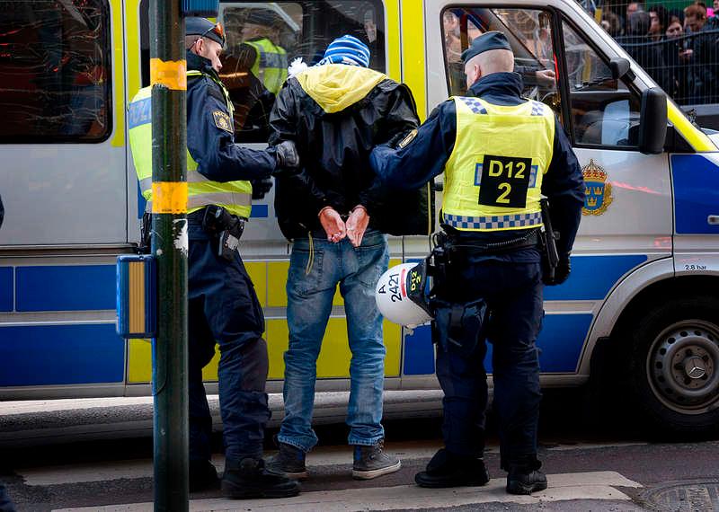 Polisen griper en polsk fotbollshuligan i samband med ”Folkets demonstration” i Stockholm. Minst en av de som greps misstänkta för förberedelse av attack mot ett asylboende i Nynäshamn greps också i samband med "Folkets demonstration".