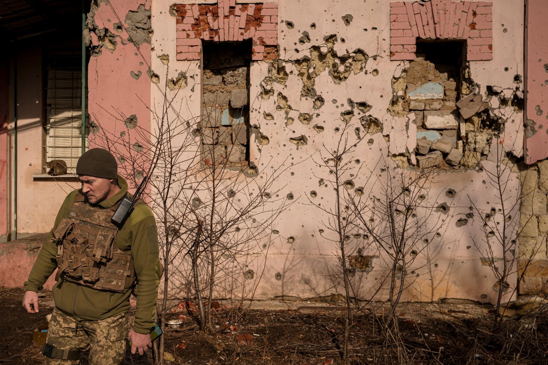 Boris Johnson säger att han tror att det här kan blir det största kriget sedan 1945. På bilden en ukrainsk man i orten Krymske, i regionen Luhansk i östra Ukraina, nära frontlinjen.