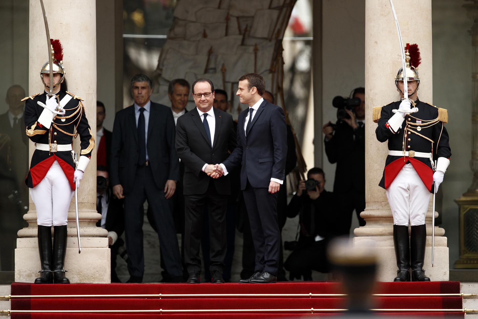 Avgående presidenten Francois Hollande lämnar över till nye presidenten Emmanuel Macron vid Élyséepalatset.
