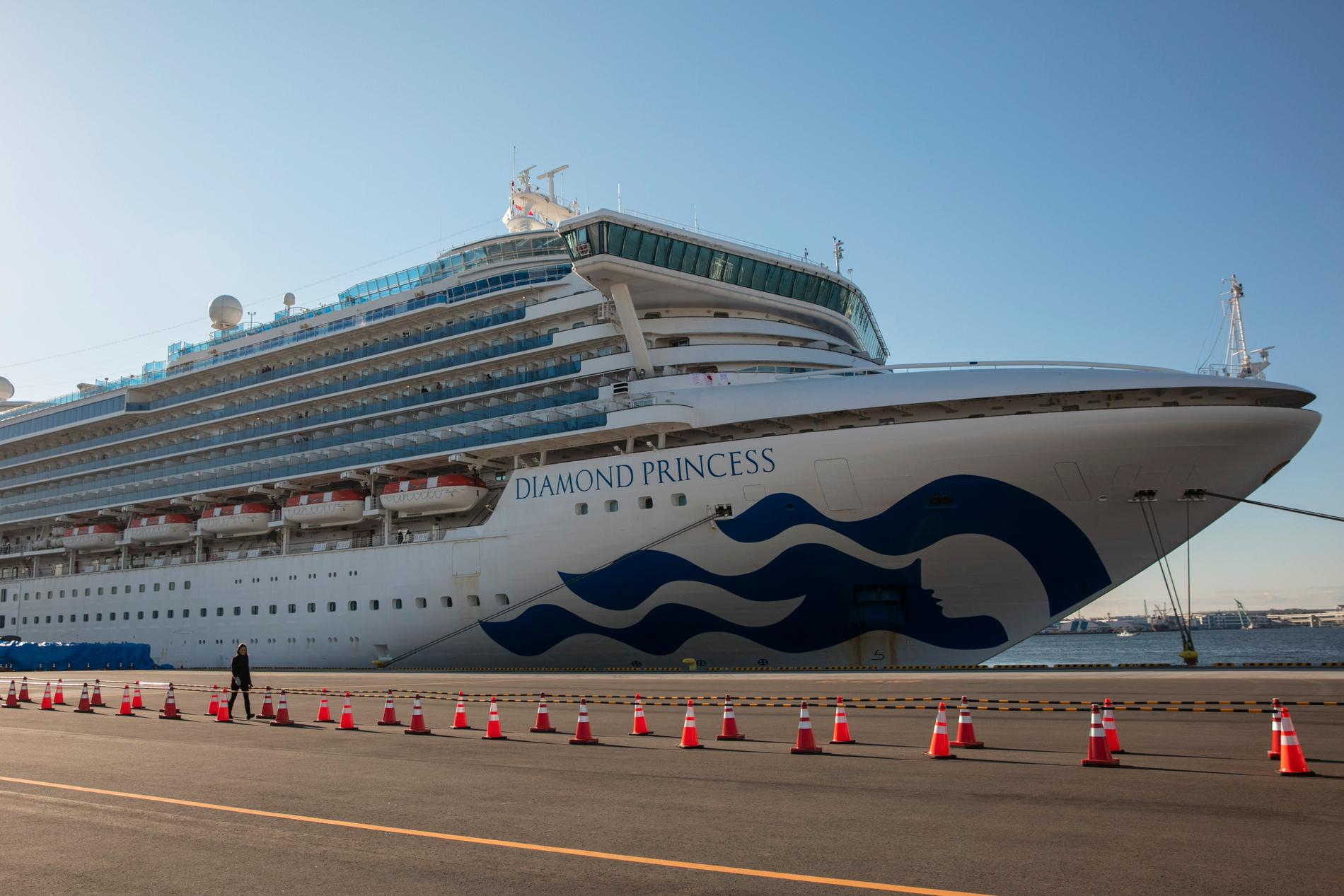 Kryssningsfartyget Diamond Princess ligger i karantän i hamnen i Yokohama i Japan.
