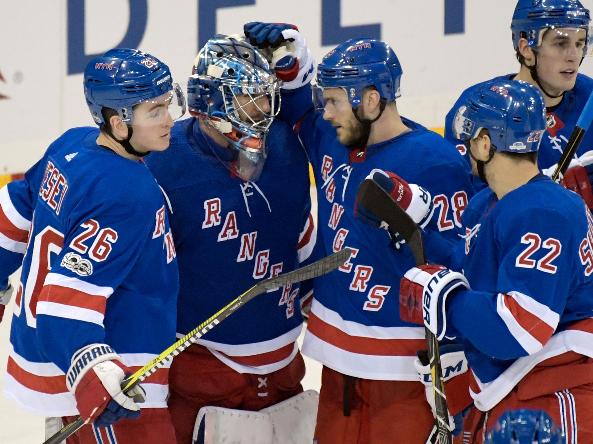  Paul Carey (trea från vänster) under en NHL-match med New York Rangers 2017.
