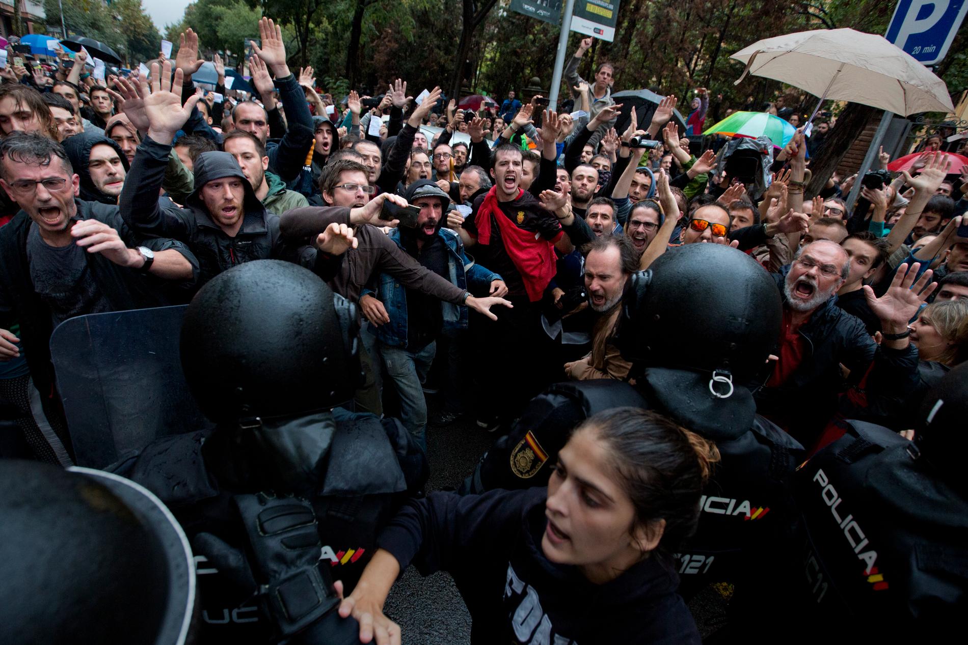 Spansk polis slår brutalt ner valet i Katalonien den första oktober.