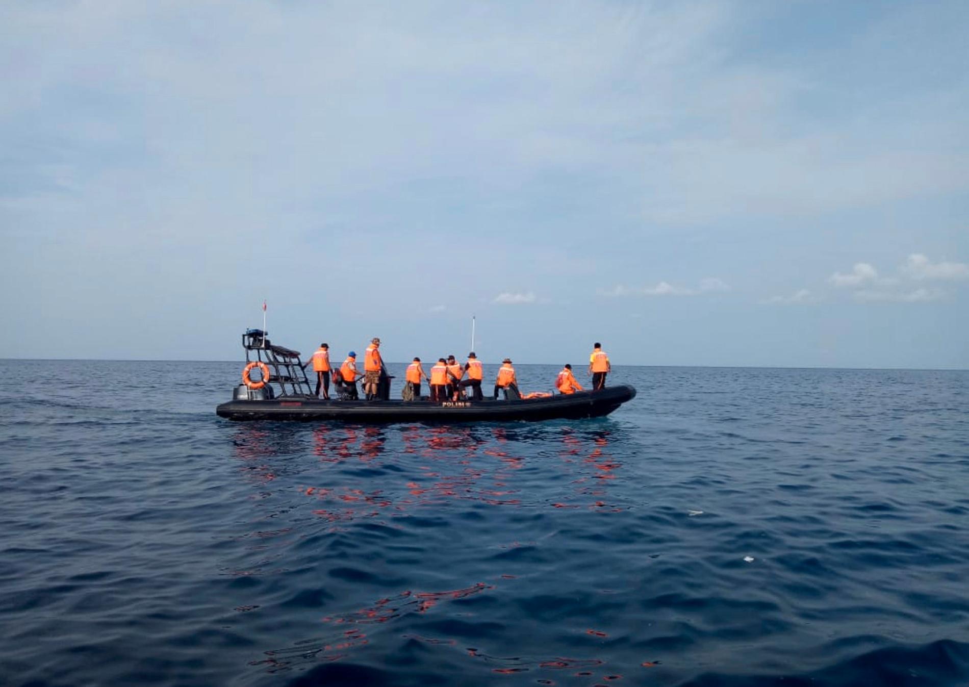 Räddningsarbetare söker efter offer för flygolyckan i Javasjön.