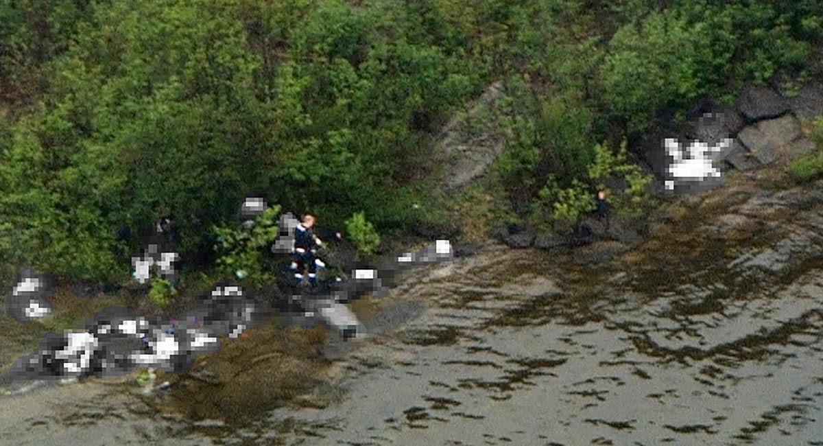 Bilden, tagen från en helikopter strax före gripandet av Anders Behring Breivik, visar hur han klädd i en falsk polisuniform går runt bland döda ungdomar för att kontrollera att de inte lever.