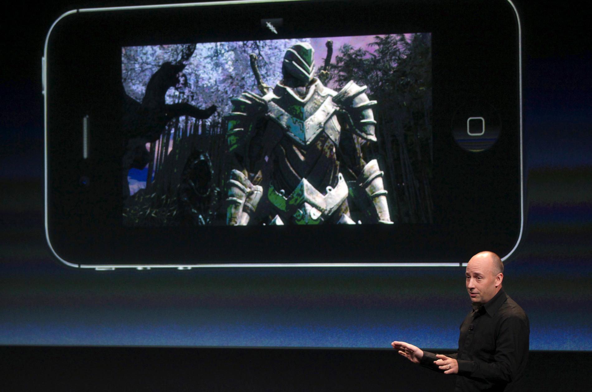 Epic-chefen Mike Capps visar upp ”Infinity Blade 2” på Apples presskonferens.
