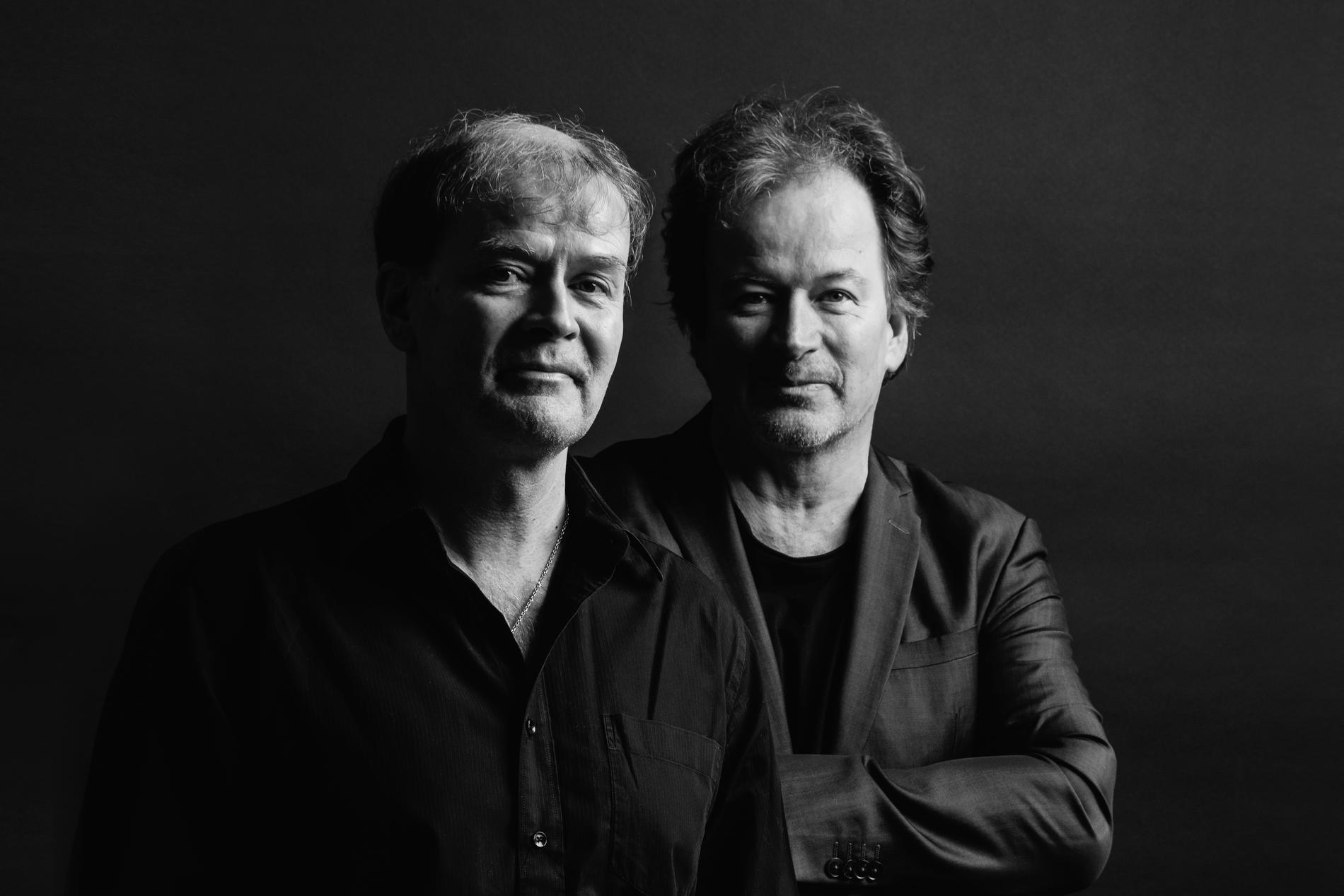 Finländska författarbröderna Mårten och Kjell Westö skriver självbiografiskt i ”Åren”.