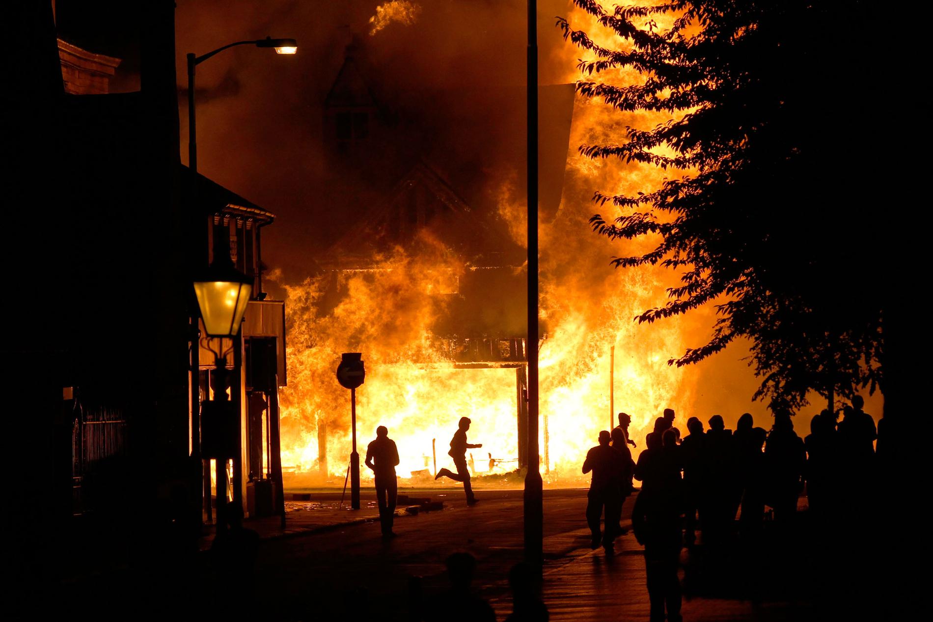 En möbelaffär sätts i brand i Londonförorten Croydon.