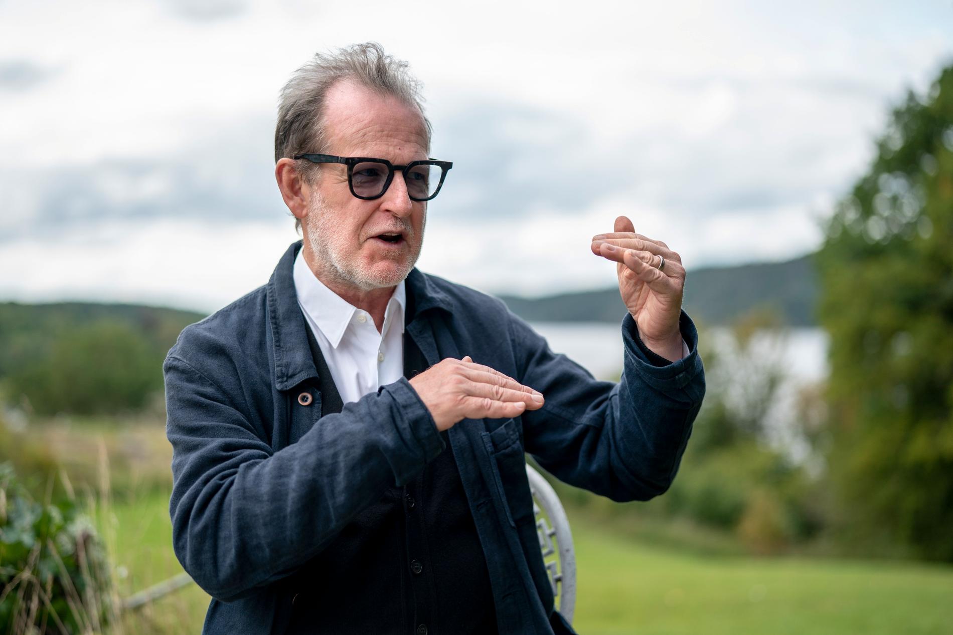 Björn Runge regisserar "Bränn alla mina brev". Berättelsen utspelas i tre olika tider, precis som i boken. Men filmen låter perspektiven mötas mera i nutidspartiet.