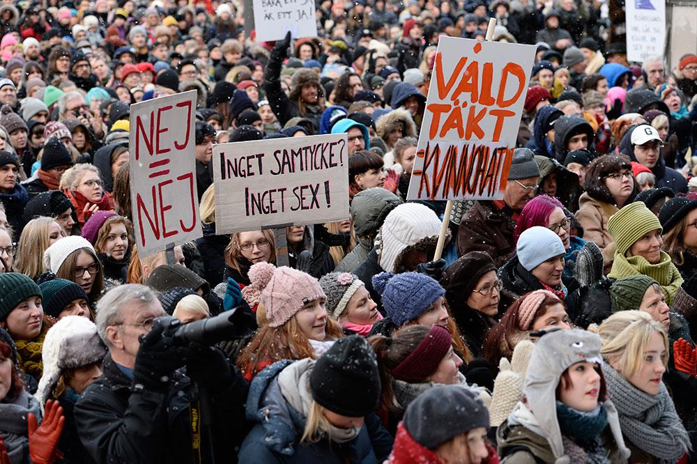 Manifestation mot sexuellt våld på Medborgarplatsen i Stockholm.