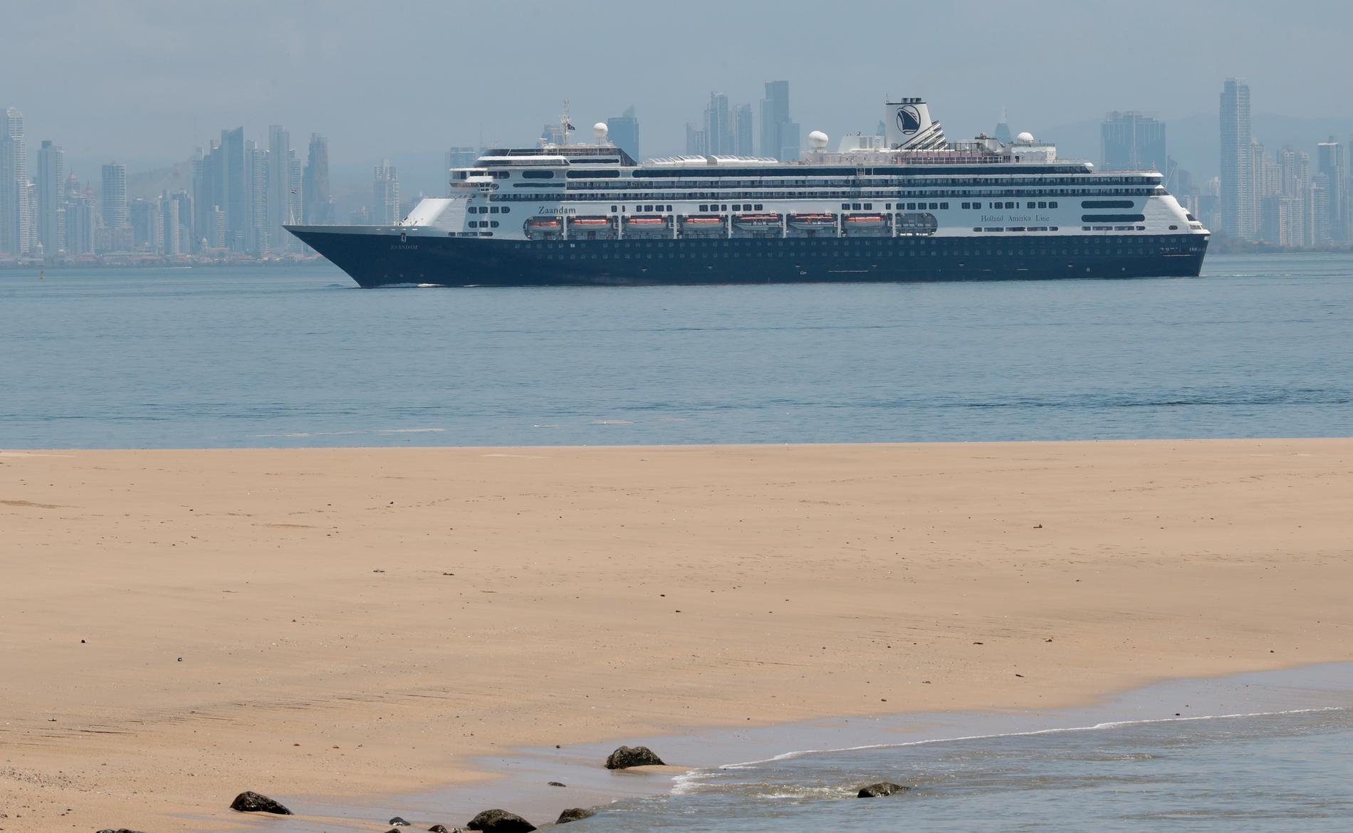Kryssningsfartyget Zaandam utanför Panama City i lördags.