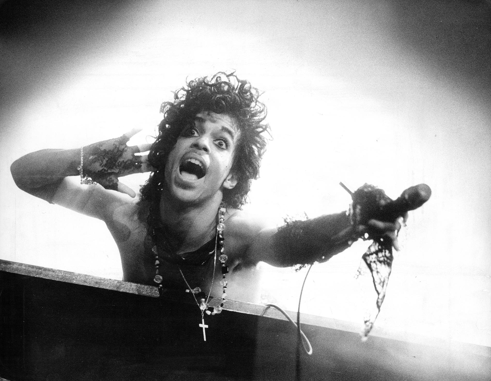 Prince fångas på bild under ”Purple rain”-turnén 1984. 