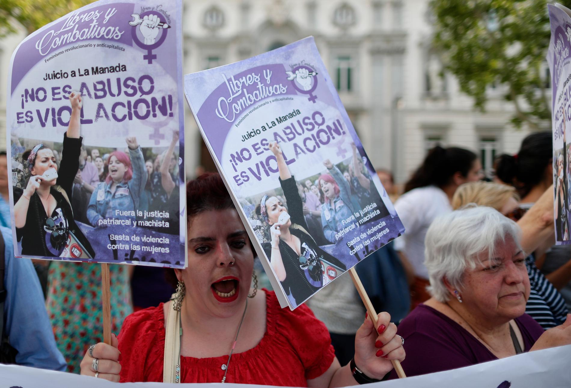 Kvinnor utanför högsta domstolen i Madrid på fredagen. "Det är inte sexuellt utnyttjande, det är våldtäkt", står det på plakaten. Och domen i det uppmärksammade Pamplona-fallet gick deras väg.