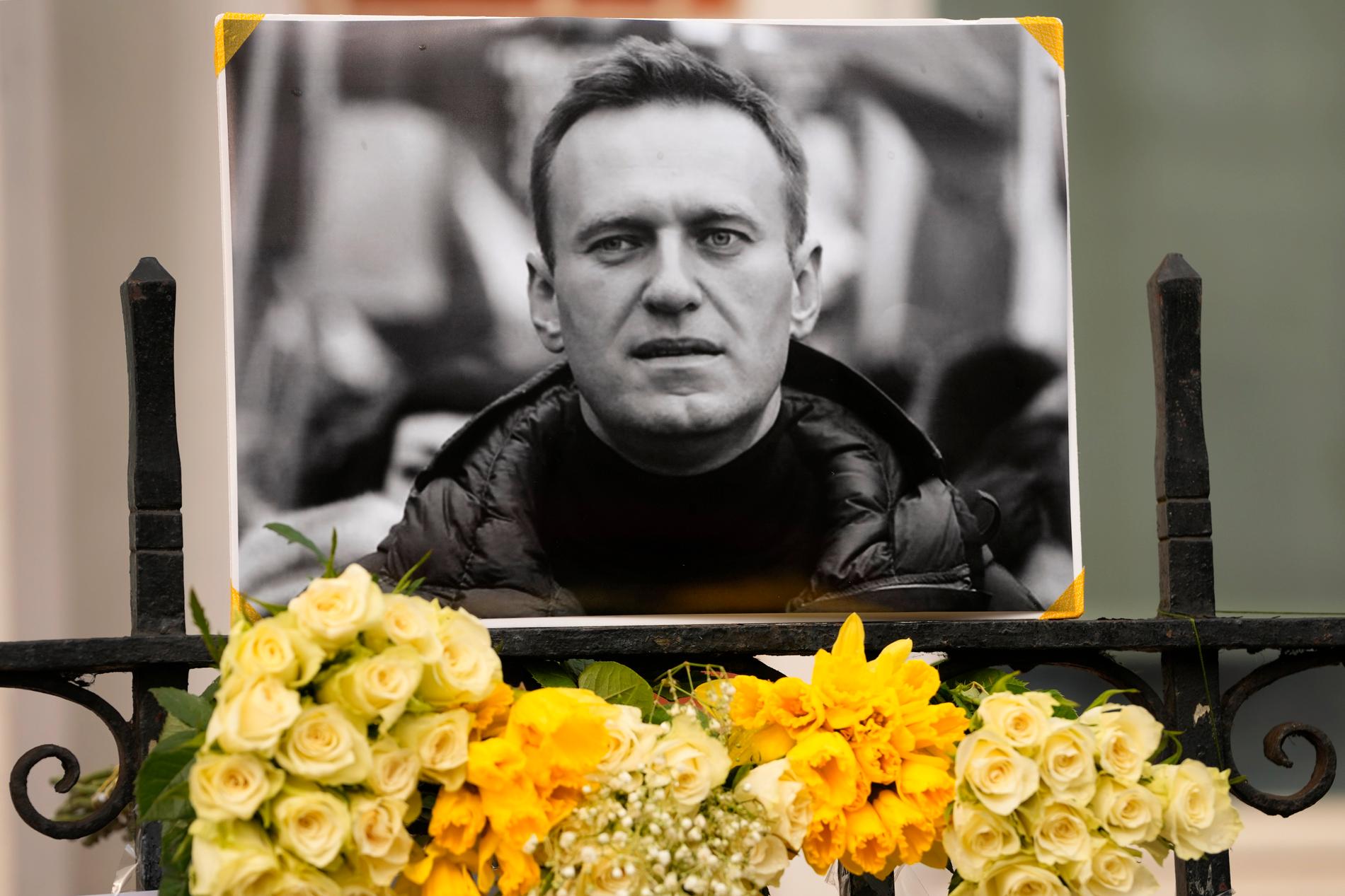 Aleksej Navalnyj hedras med blommor utanför Rysslands ambassad i London.