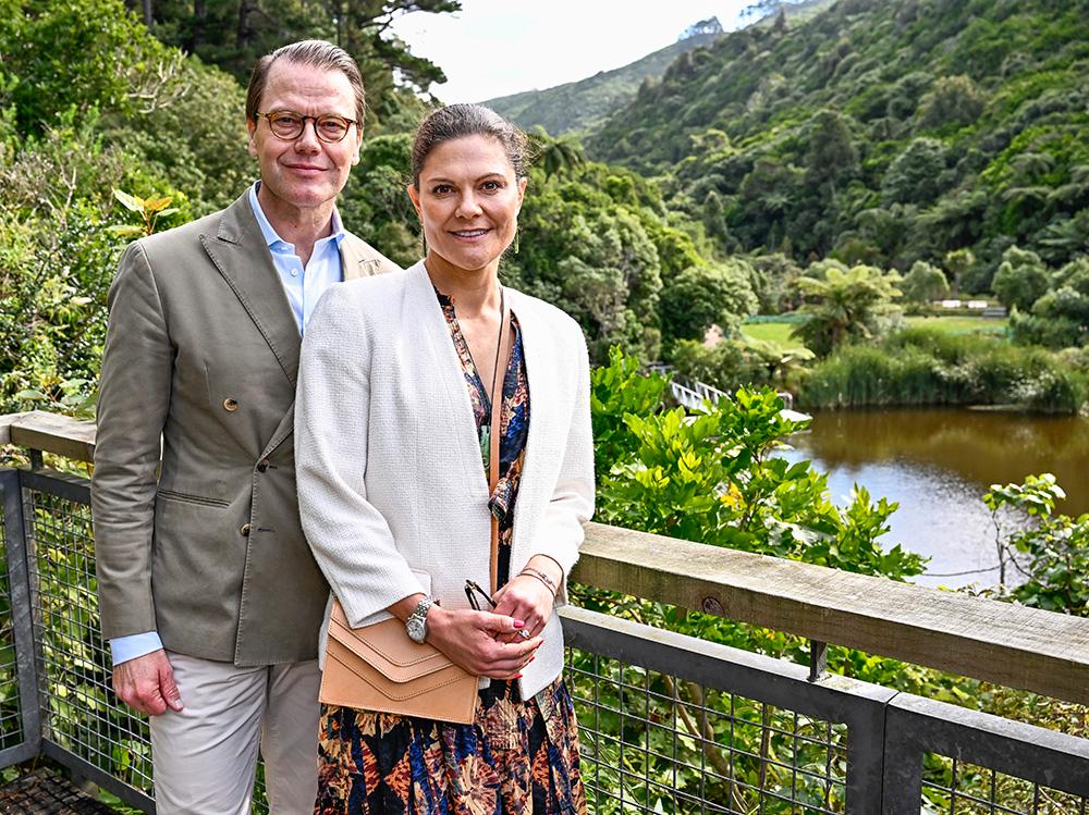 Kronprinsessan Victoria och prins Daniel besökte det skyddade naturområdet Zealandia Ecosanctuary i Wellington, Nya Zeeland. Paret befinner sig en bit bort från de värst drabbade områdena på Nya Zeeland.