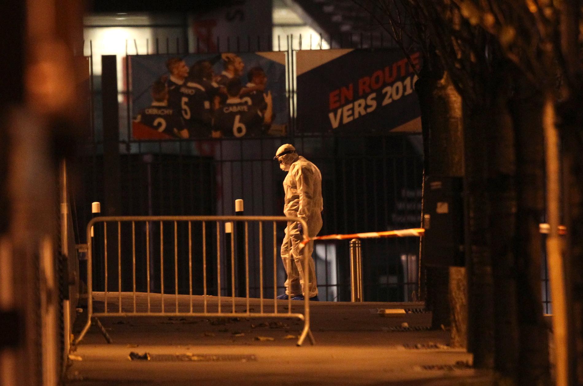 Polis i skyddsdräkt på plats vid Stade de France efter terrordåden den 13 november 2015. Nu vittnar de närvarande om händelserna vid den pågående rättegången i Paris. Arkivfoto.