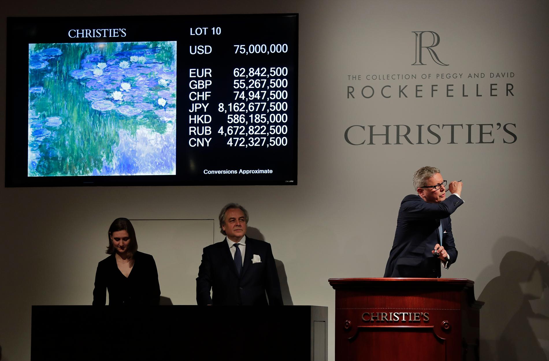 Auktionshuset Christies ordförande Jussi Pylkkanen slår klubban i bordet när Claude Monets "Nympheas en fleur" säljs för 75 miljoner dollar. 